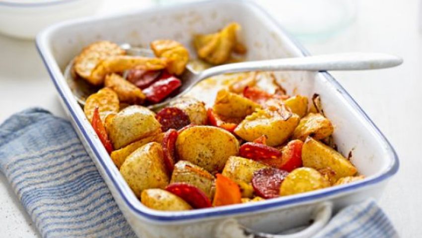 طريقة عمل البطاطس بالسوسيس والجبن