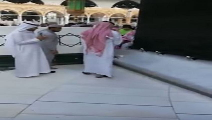 بالفيديو..عمال الحرم يغسلون الكعبة بعد محاولة إشعال النار بجوارها