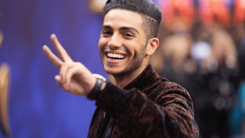 فيديو| مينا مسعود يخطف الأضواء «في عز الضهر»