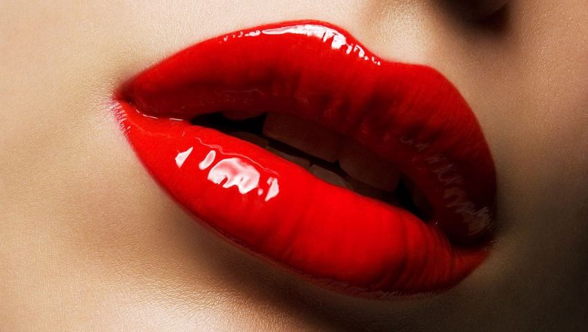 كيف تختارين أحمر الشفاه الذي يحميكِ من أشعة الشمس والبرد؟