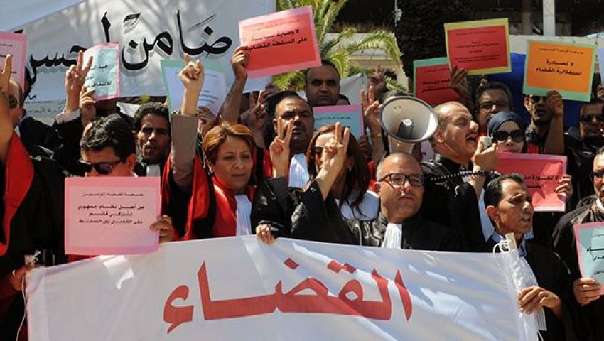 تونس.. القضاة يدخلون في إضراب عام بجميع محاكم البلاد