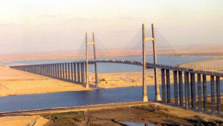 الأمن يغلق جسر قناة السويس والطرق الموازية للمجرى الملاحي