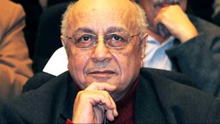 بالصور| النمنم يشارك في تشييع جثمان سيد حجاب