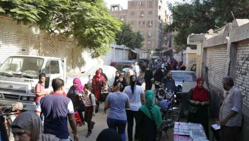 صور| أولياء أمور وبناطيل مقطعة.. ماذا حدث في أول يوم دراسة؟