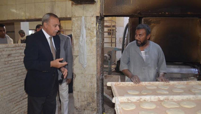 بالصور| في جولة مفاجئة.. محافظ قنا يحيل أصحاب مخابز للتحقيق