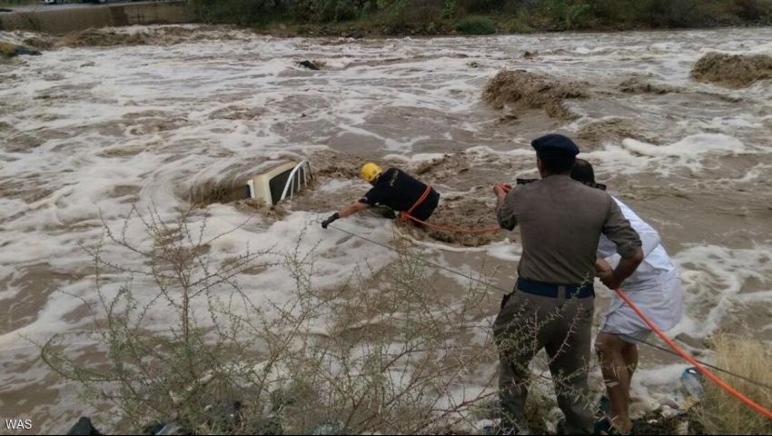 إنقاذ 562 شخصًا و342 سيارة جراء الأمطار بالسعودية