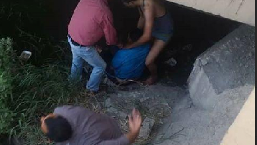 صورة| إحباط محاولة انتحار مواطن من أعلى كوبري بالغربية