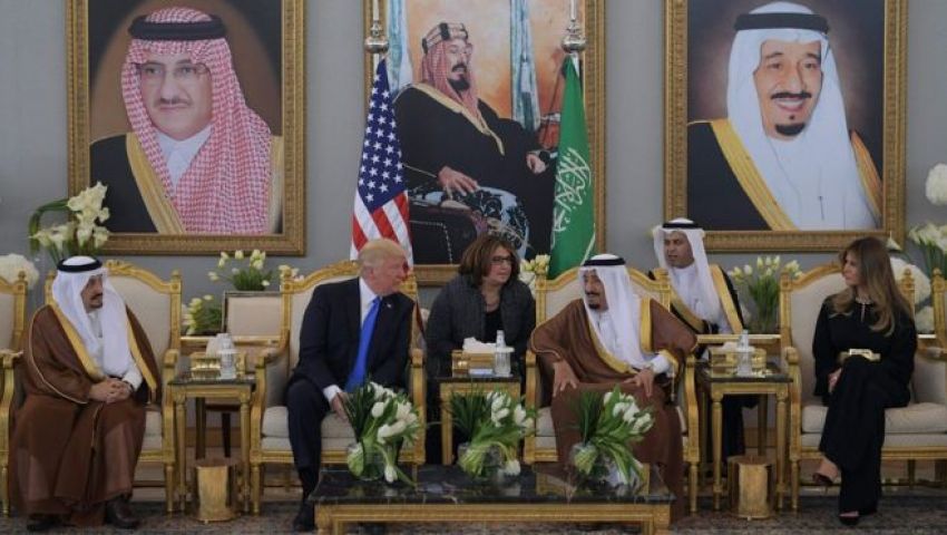 مستشار ترامب السابق:الرئيس الأمريكي لم يهاجم الإسلام بل التكفيريين