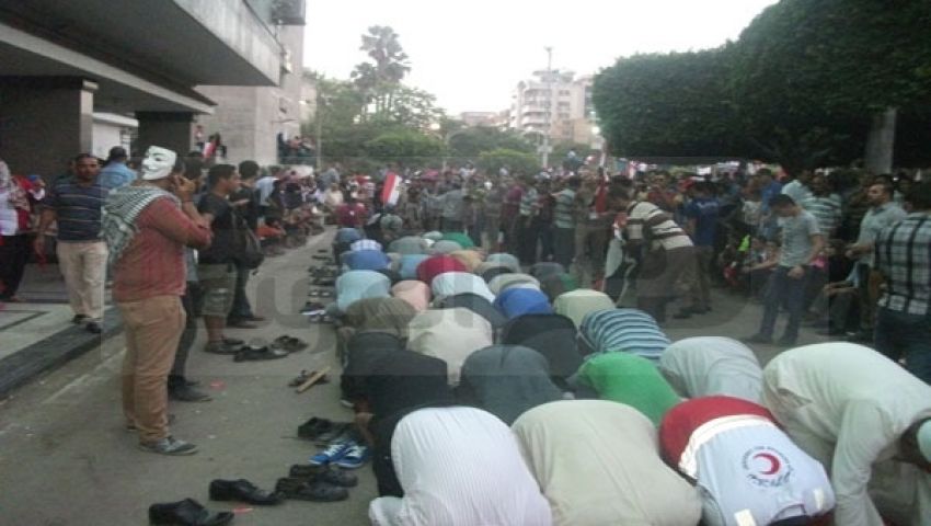معارضو مرسي بطنطا يصلون صلاة الخوف