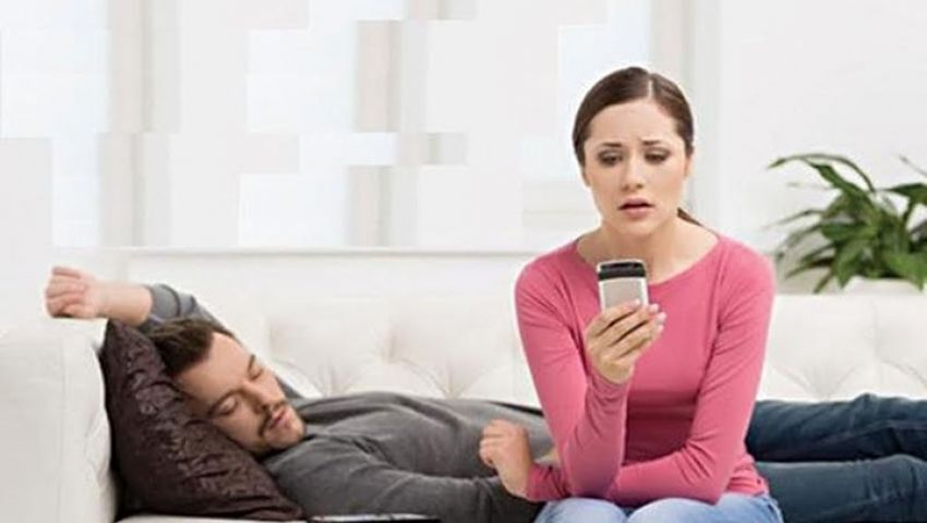 تجسس الزوجة على هاتف الزوج والعكس.. ما الحكم الشرعي؟