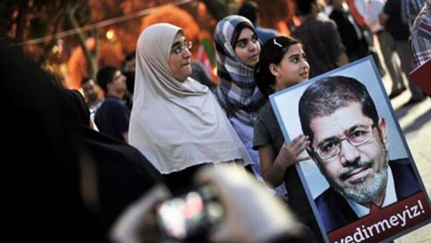 مؤيدو مرسي يلصقون صوره على سيارة شرطة‏ بالمعادي