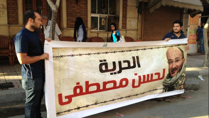 بالصور.. إفطار جماعي لنشطاء الإسكندرية أمام منزل حسن مصطفى