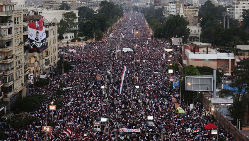 متظاهرو الإتحادية يحيون  السيسي فور وصوله