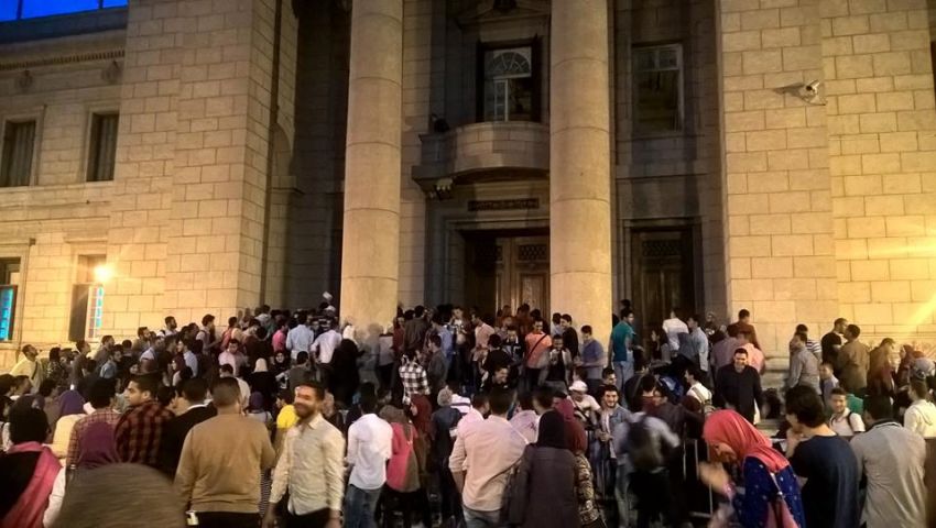 صور.. مشادات بين طلاب القاهرة وأمن الجامعة قبل حفل آمال ماهر