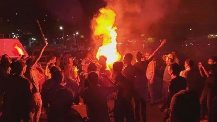 بالصور.. عشرات المحتجين يتظاهرون بميدان رمسيس 