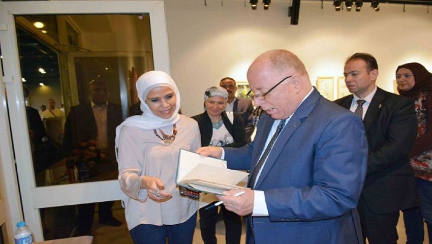 صور| النمنم يتفقد معرض مجرد خطوط بالهناجر