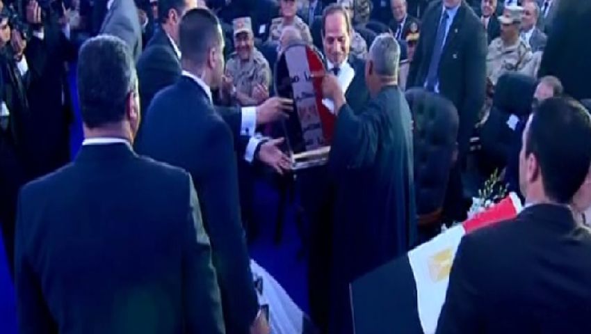 بالفيديو| حمام يهدي درعه للسيسي