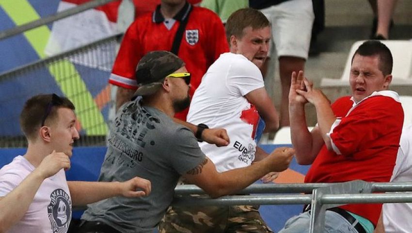 اتهام  5 مشجعين روس بالاعتداء على سائحين إسبانين