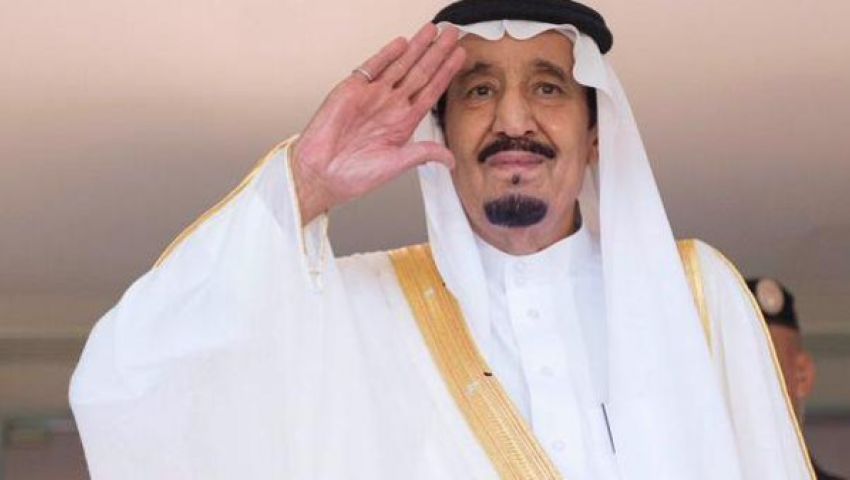 شاهد| رئيس وزراء ماليزيا يلتقط صورة سيلفي مع الملك سلمان