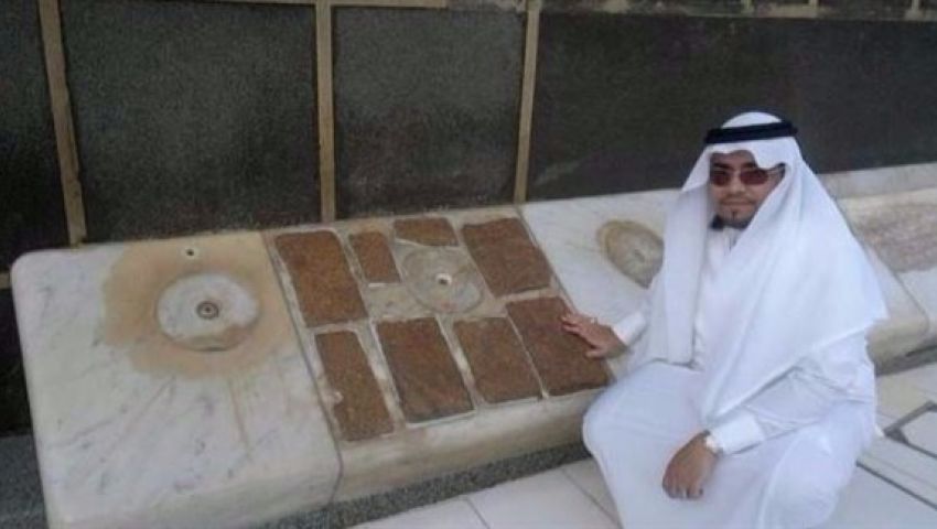 تعرف على قصة قطع المرمر الموجودة بجوار باب الكعبة