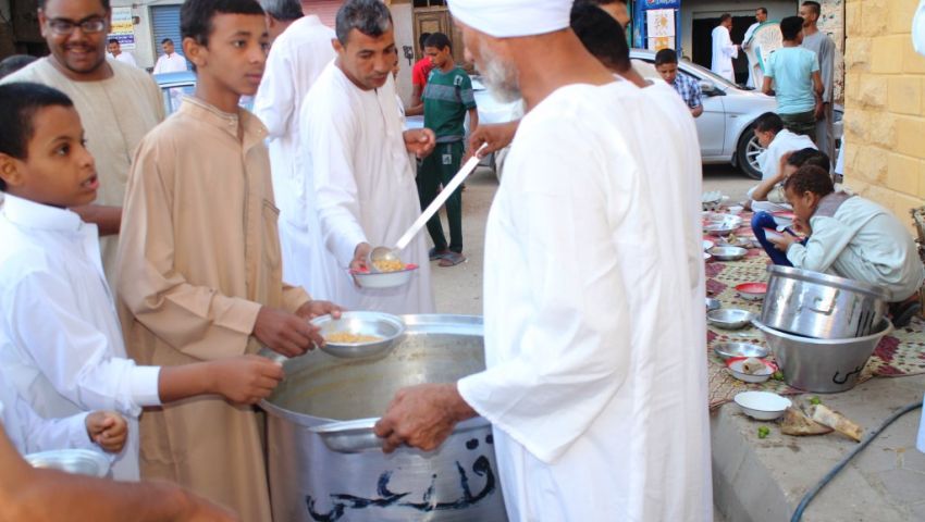 بالصور..  البليلة والأرز باللبن فرحة للقناوية عقب صلاة عيد الفطر