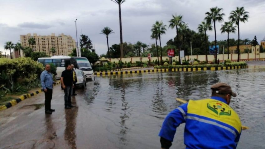 صور|عمال الصرف الصحي جنود مجهولون في شتاء الإسكندرية القارس