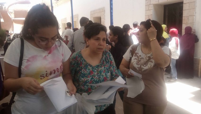 بالصور.. إقبال طلاب الثانوية العامة على مكاتب التنسيق لاختبارات القدرات