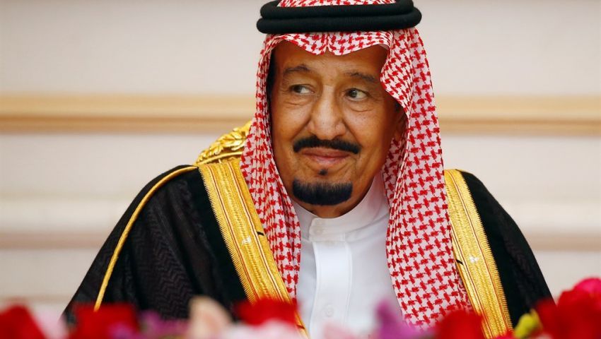 العاهل السعودي لماكرون: اتطلع للعمل معاً لتحقيق السلم والاستقرار بالعالم
