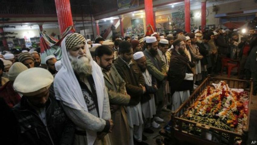 بالصور.. باكستان تشيّع ضحايا هجوم بيشاور