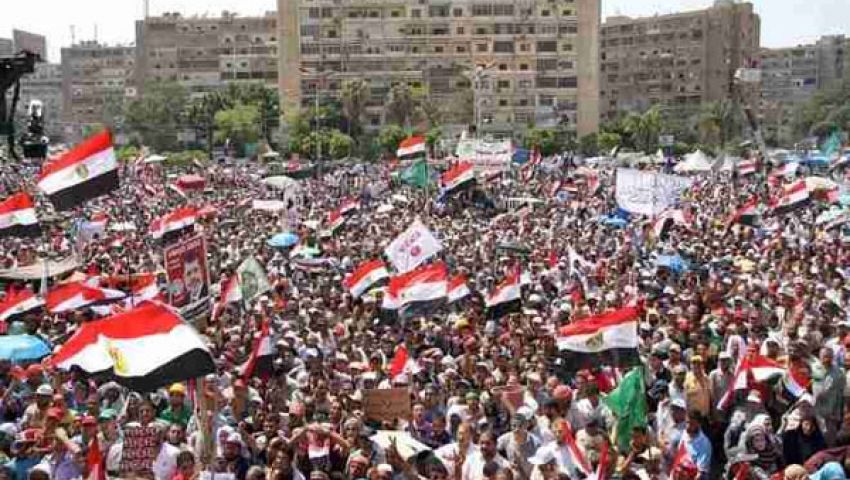 متظاهرو رابعة يطردون طاقم التليفزيون المصري