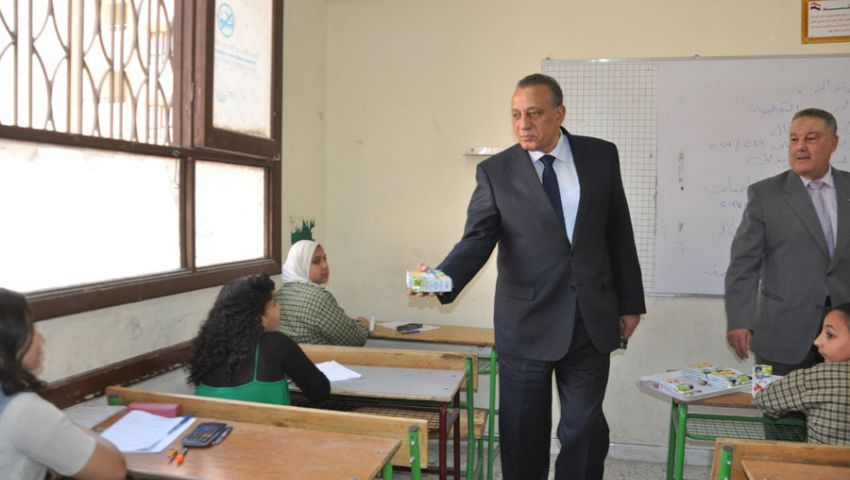 بالصور | محافظ الجيزة يوزع عصائر على  طلاب الشهادة الابتدائية
