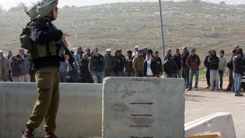 البنك المركزي الإسرائيلي يطالب بتخفيف القيود على العمال الفلسطينيين