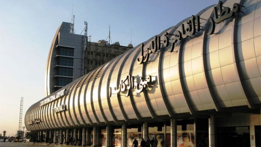 وزير الدفاع السعودي الأسبق يصل مطار الغردقة