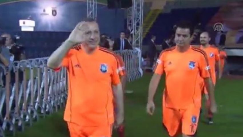 أردوغان يحرز 3 أهداف في مباراة استعراضية