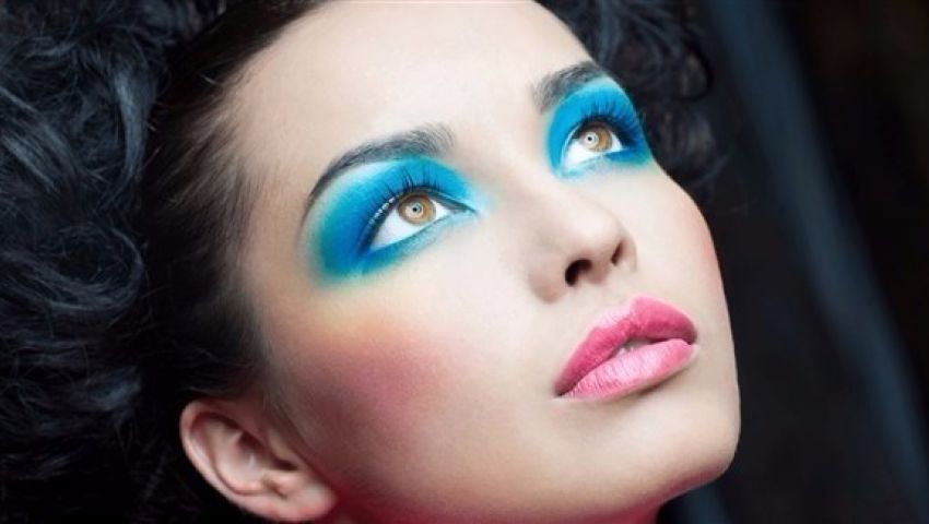 تألقي بشفاه حمراء وعيون زرقاء في ربيع 2017