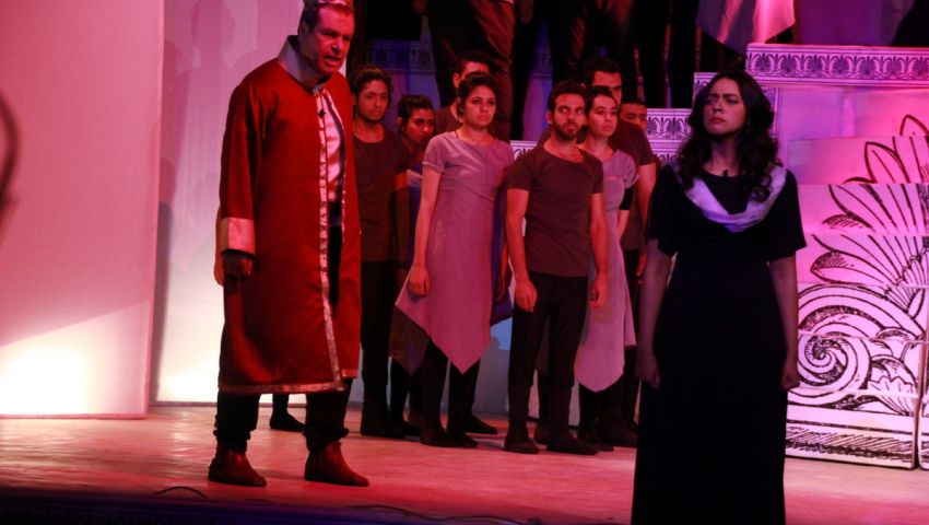بالصور.. هنا انتيجون تضيء أنوار مسرح الطليعة