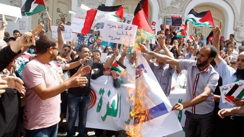 صلاة العيد في تونس.. دعاء وبكاء من أجل غزة 