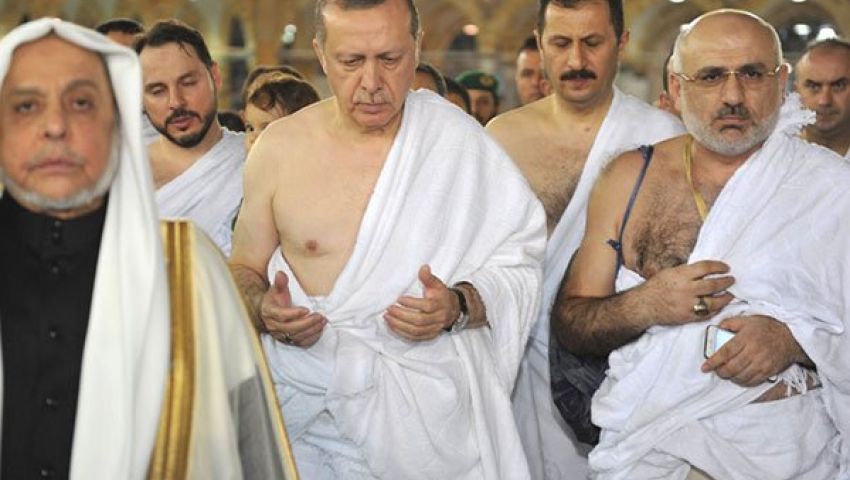 بالصور.. أردوغان يؤدي مناسك العمرة