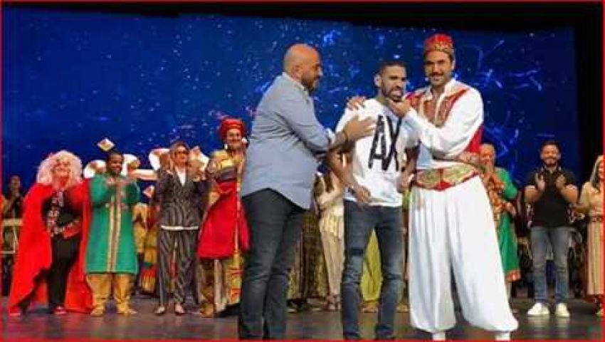 مشاهير الفن يدعمون مؤمن زكريا.. والهواري يكشف كواليس تكريمه «فيديو»