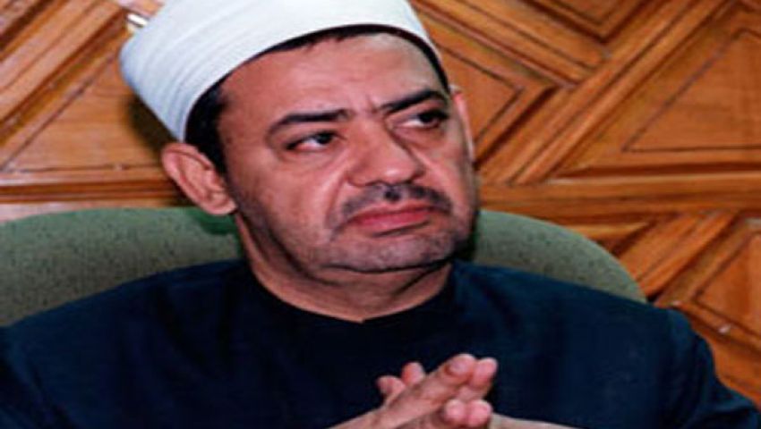 تركي يمزق إجازته الجامعية من الأزهر احتجاجًا على موقف الطيب