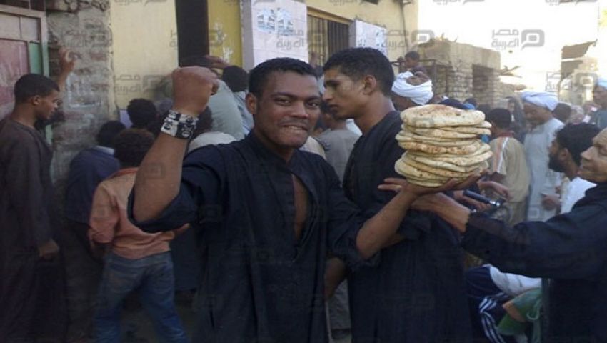 الحصول على الخبز بسوهاج بالسلاح 