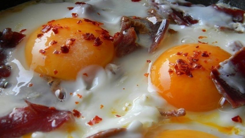 طريقة عمل البيض بالبسطرمة