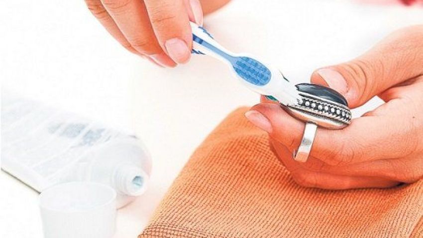 4 طرق لتلميع خاتمك الفضة في المنزل
