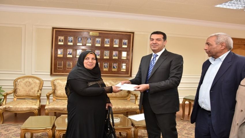 محافظ أسيوط يسلم الأم المثالية شيكًا بـ 50 ألف جنيه