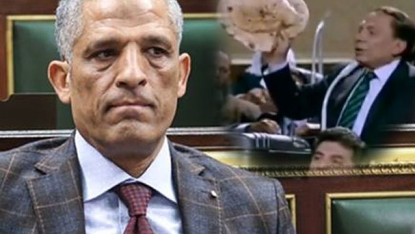 على طريقة مرجان  ..نائب يلوح برغيف عيش  في وجه وزير التموين