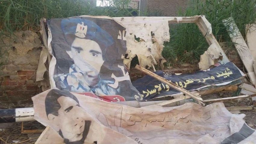 شاهد| عمرها 30 عامًا.. تحطيم يافطة سليمان خاطر بقرية أكياد في الشرقية