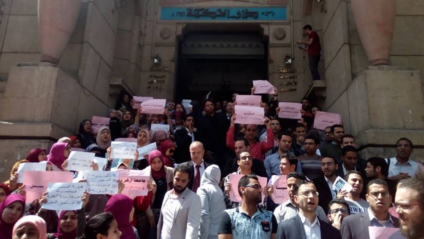 فيديو| وقفة احتجاجية لأطباء التكليف للمطالبة بعدم التسجيل بكشوف العمومية