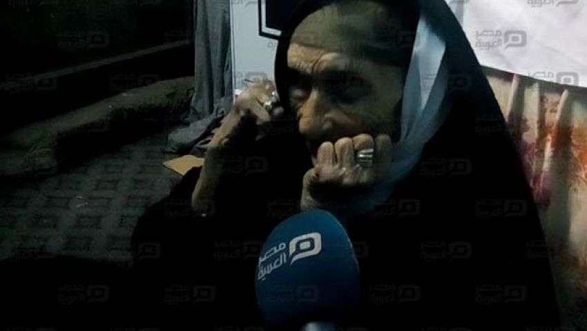 فيديو| سيدة الكرتونة.. مأساة الفقر تداويها أعواد البقدونس