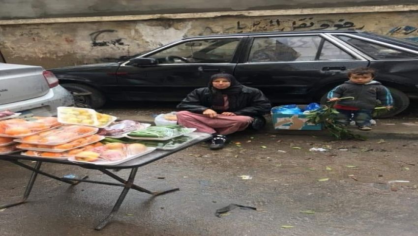صور| أم محمد.. سكدنرية تبيع خضراوات جاهزة تخت زخات المطر