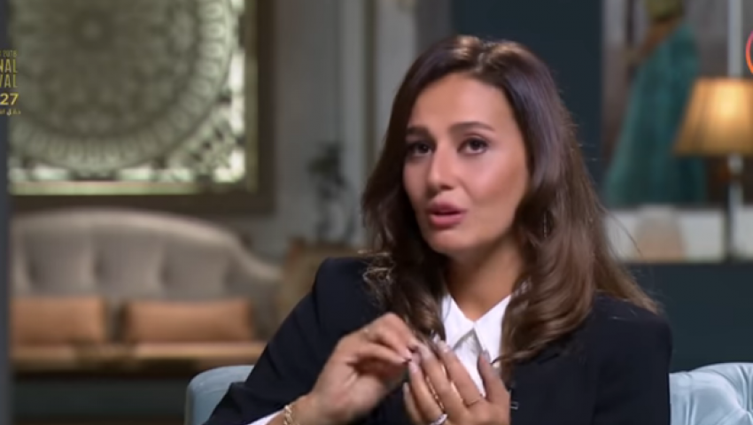 عزف وبكاء.. هكذا استرجعت «حلا شيحة» تاريخها الفني في صاحبة السعادة